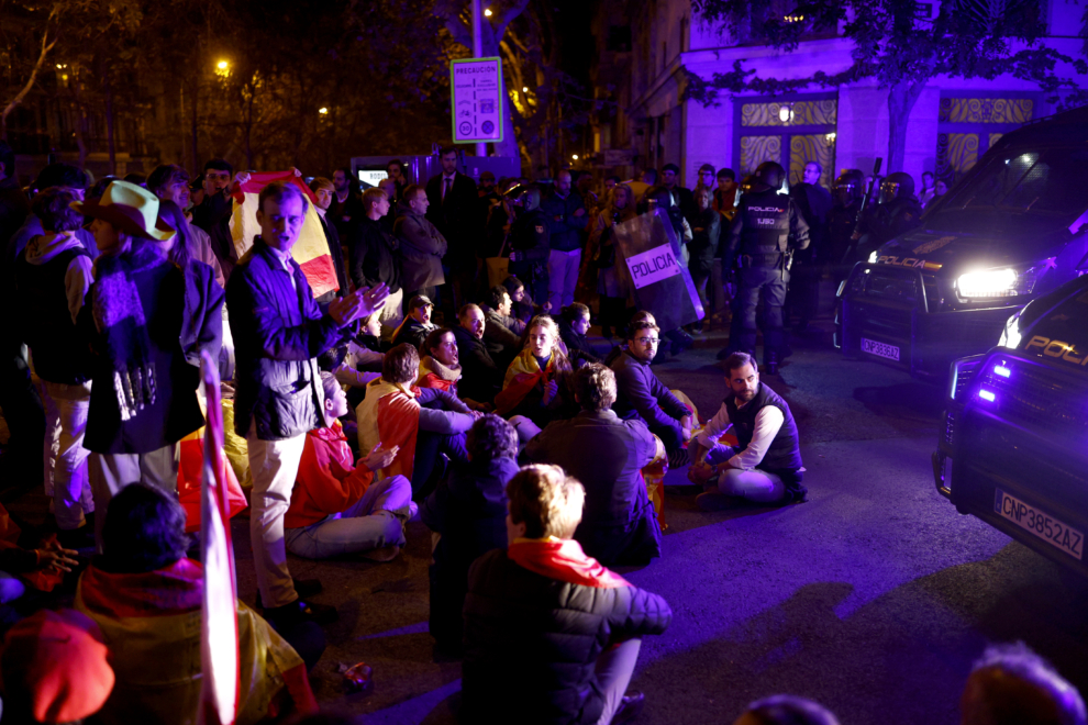 Concentración contra la Amnistía, este miércoles en la madrileña calle Ferraz, junto a la sede central del PSOE. 