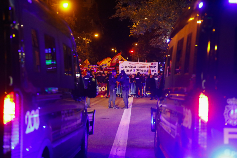 Concentraciones este lunes frente a la sede del PSOE en la calle Ferraz, en Madrid, contra los pactos de investidura del presidente en funciones, Pedro Sánchez, que incluyen una ley de amnistía. 