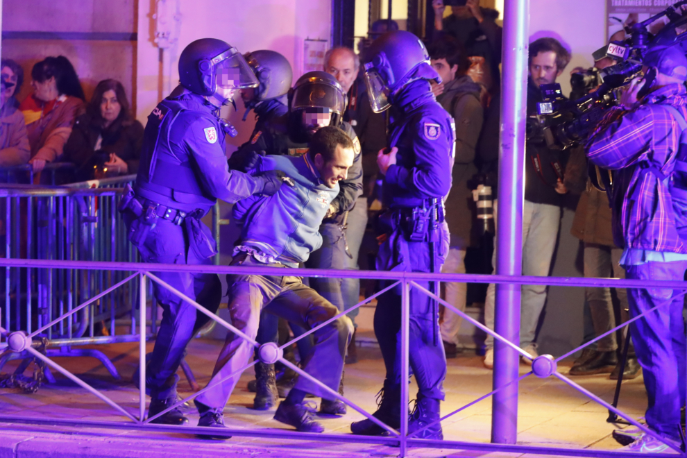 Agentes de la Policía Nacional intervienen durante la concentración de este lunes frente a la sede del PSOE en la calle Ferraz, en Madrid, contra los pactos de investidura del presidente en funciones, Pedro Sánchez, que incluyen una ley de amnistía.