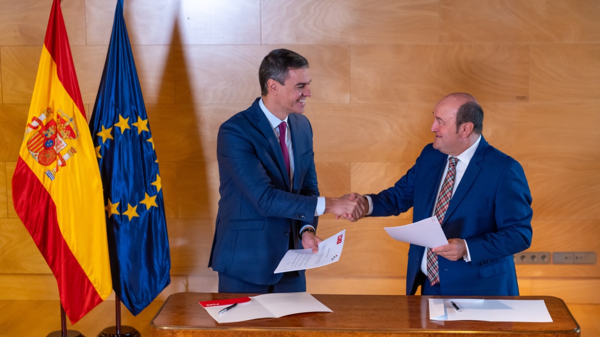 Sánchez y Ortúzar se dan la mano en el Congreso.