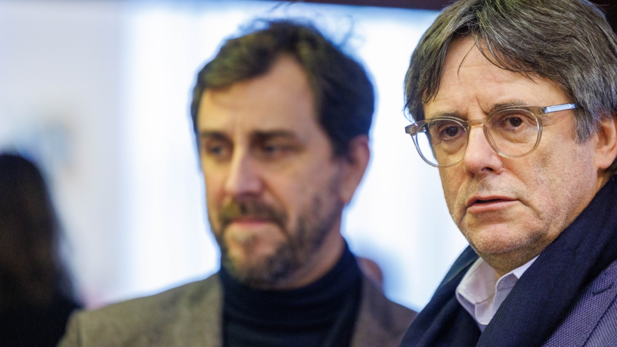 Brussels (Belgium), 08/11/2023.- Members of the European Parliament Antoni Comin (L) and Catalan leader Carles Puigdemont (R) attend the EU Parliament mini plenary session in Brussels, Belgium, 08 November 2023. (Bélgica, Bruselas) EFE/EPA/OLIVIER MATTHYS