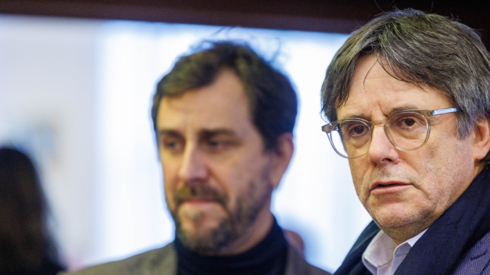 Brussels (Belgium), 08/11/2023.- Members of the European Parliament Antoni Comin (L) and Catalan leader Carles Puigdemont (R) attend the EU Parliament mini plenary session in Brussels, Belgium, 08 November 2023. (Bélgica, Bruselas) EFE/EPA/OLIVIER MATTHYS