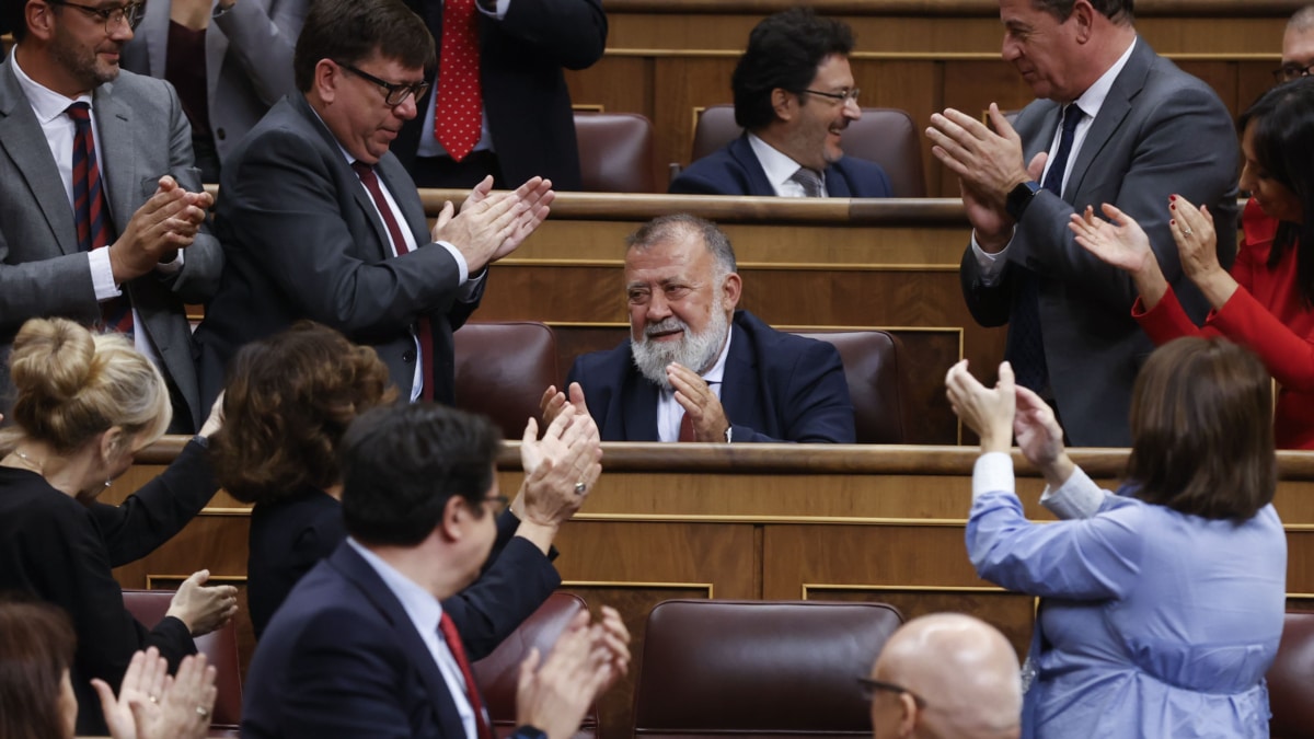 Lanzan un huevo al diputado socialista Herminio Sancho mientras desayunaba cerca del Congreso