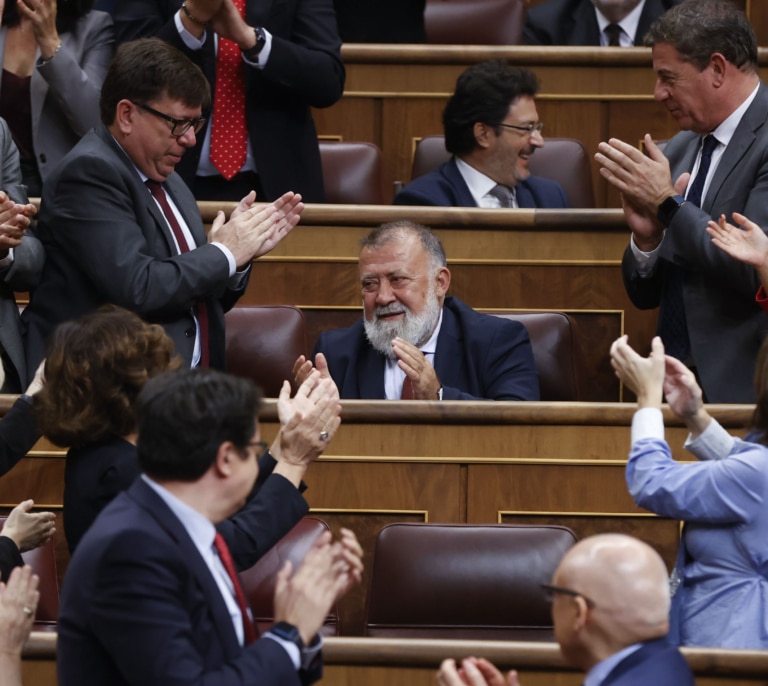 Lanzan un huevo al diputado socialista Herminio Sancho mientras desayunaba cerca del Congreso