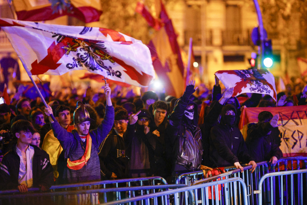 Grupos de personas participan en una concentración contra la Amnistía y la investidura tras el debate de investidura de Pedro Sánchez 