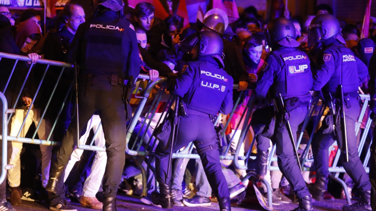 Agentes de la Policía Nacional intervienen durante la concentración de este lunes frente a la sede del PSOE en la calle Ferraz, en Madrid, contra los pactos de investidura del presidente en funciones, Pedro Sánchez