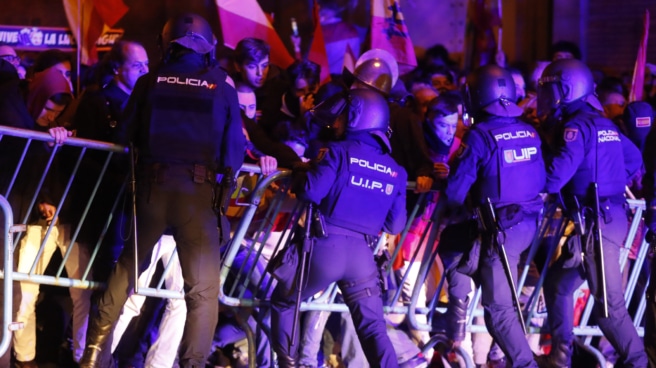 Cargas policiales, gases lacrimógenos y al menos un detenido en las protestas en Ferraz contra los pactos del PSOE Agentes de la Policía Nacional intervienen durante la concentración de este lunes frente a la sede del PSOE en la calle Ferraz, en Madrid, contra los pactos de investidura del presidente en funciones, Pedro Sánchez