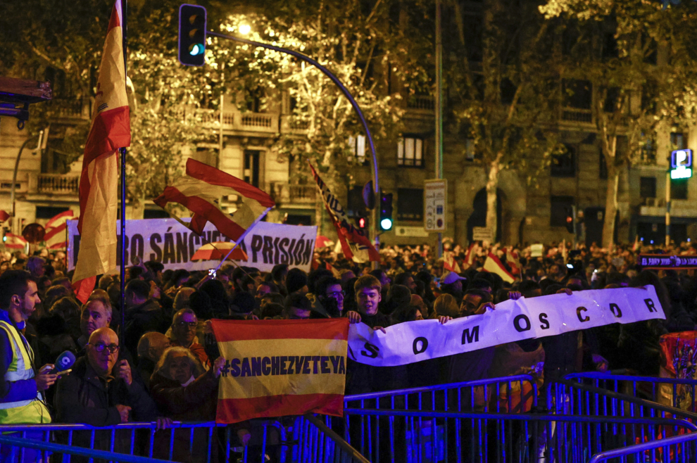 Centenares de personas participan en la manifestación convocada contra la amnistía, este miércoles en las inmediaciones de la sede del PSOE en Ferraz, en Madrid. 