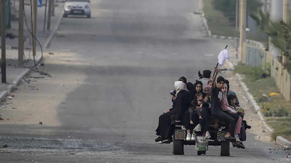 Varios palestinos circulan por una calle desierta durante la evacuación de la población de la ciudad de Gaza y del norte de la franja, este jueves.