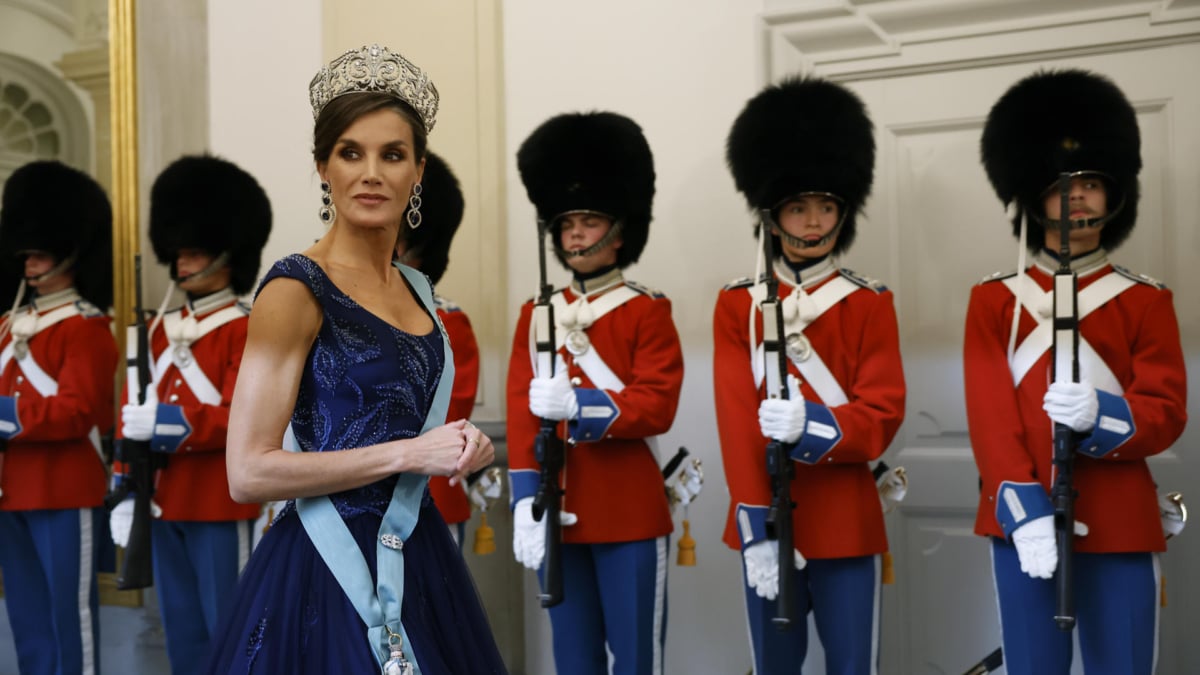 La reina Letizia con la tiara de lis en Copenhague, durante el viaje de Estado de los Reyes a Dinamarca