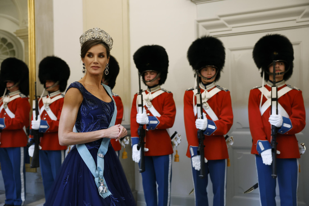 La reina Letizia con la tiara de lis en Copenhague, durante el viaje de Estado de los Reyes a Dinamarca