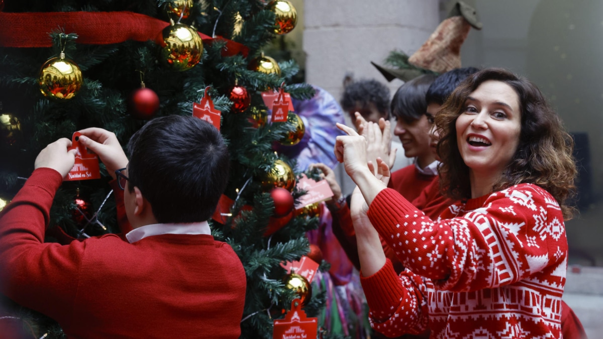La presidenta de la Comunidad de Madrid, Isabel Díaz Ayuso, decora el árbol de navidad en la Real Casa de Correos, y presenta el programa de actividades organizadas para estas fechas navideñas este jueves en la Puerta del Sol.