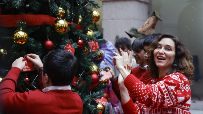 La presidenta de la Comunidad de Madrid, Isabel Díaz Ayuso, decora el árbol de navidad en la Real Casa de Correos, y presenta el programa de actividades organizadas para estas fechas navideñas este jueves en la Puerta del Sol.
