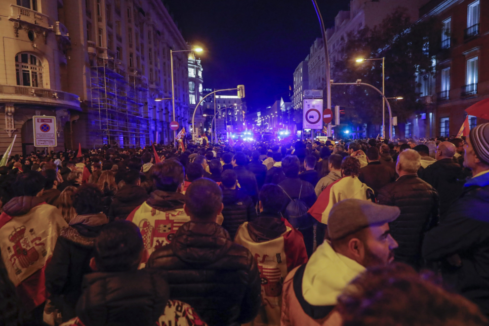 Manifestantes se dirigen al Congreso de los Diputados durante una protesta contra los pactos de investidura del presidente en funciones, Pedro Sánchez, que incluyen una ley de amnistía, este martes en Madrid. 