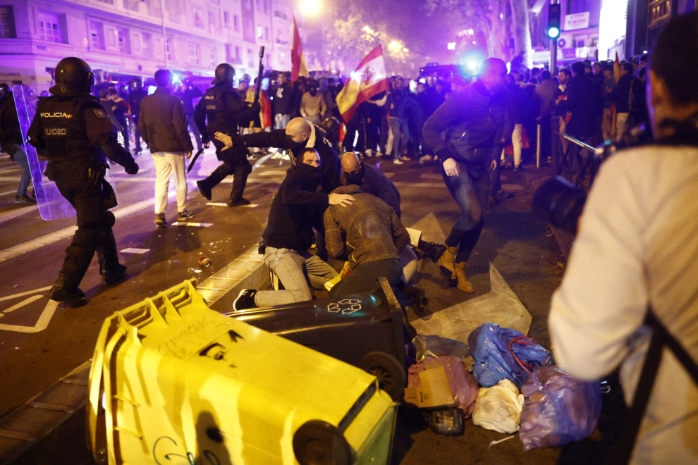 Varios policías detienen a un hombre durante la concentración contra la Amnistía, este miércoles en la madrileña calle Ferraz, junto a la sede central del PSOE. 