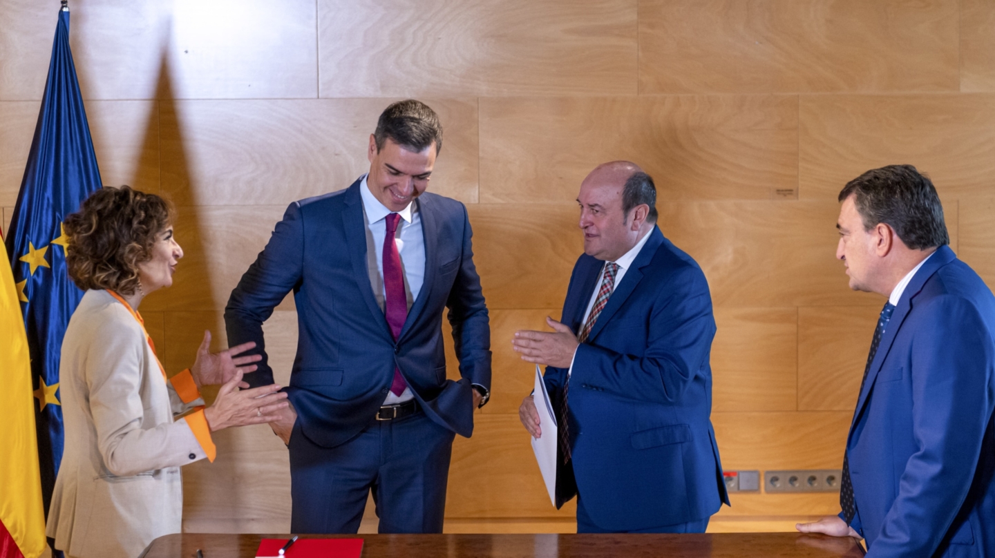 MADRID, 10/11/2023.- El presidente del Gobierno español en funciones y líder del partido socialista (PSOE), Pedro Sánchez (2i) y el presidente del PNV, Andoni Ortuzar (2d), firman este viernes un acuerdo con lo que se garantiza los votos necesarios para ser de nuevo investido en el Congreso como jefe del Ejecutivo. Junto a ellos, la vicesecretaria general del PSOE, María Jesús Montero y el portavoz parlamentario del PNV, Aitor Esteban. EFE/ Fernando Villar