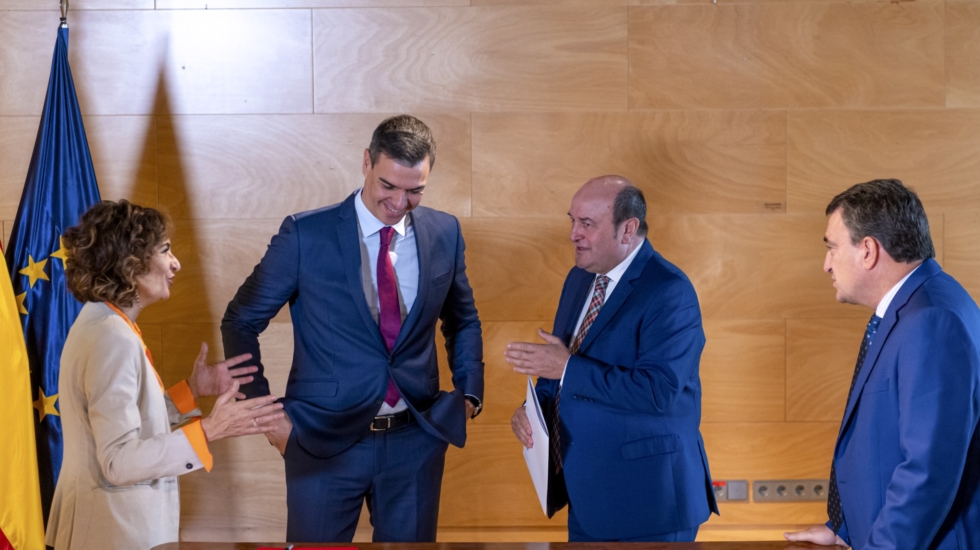 MADRID, 10/11/2023.- El presidente del Gobierno español en funciones y líder del partido socialista (PSOE), Pedro Sánchez (2i) y el presidente del PNV, Andoni Ortuzar (2d), firman este viernes un acuerdo con lo que se garantiza los votos necesarios para ser de nuevo investido en el Congreso como jefe del Ejecutivo. Junto a ellos, la vicesecretaria general del PSOE, María Jesús Montero y el portavoz parlamentario del PNV, Aitor Esteban. EFE/ Fernando Villar