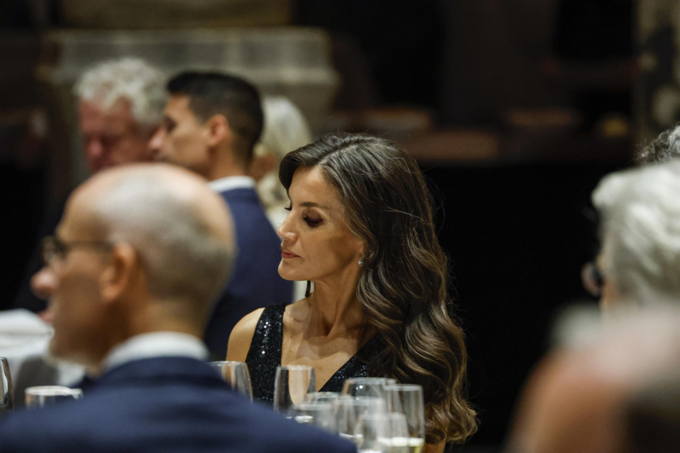 La reina Letizia atiende al discurso del rey Felipe durante la cena en honor a la reina Margarita II celebrada este martes en el Museo Ny Carlsberg de Copenhague, dentro del viaje oficial que los Reyes de España llevan a cabo por Dinamarca