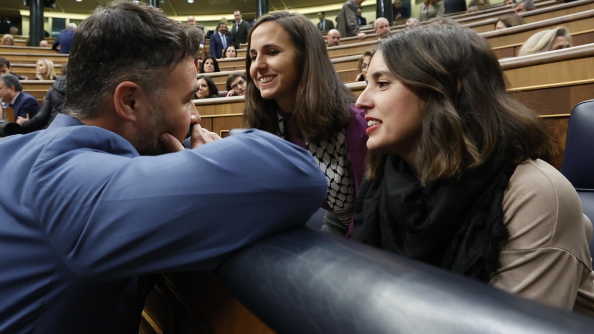 El portavoz de ERC, Gabriel Rufián conversa con la ministra de Igualdad en funciones, Irene Montero antes del inicio del debate de investidura