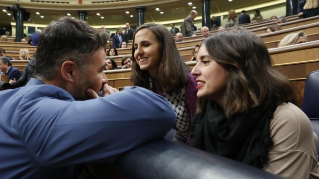 El portavoz de ERC, Gabriel Rufián conversa con la ministra de Igualdad en funciones, Irene Montero antes del inicio del debate de investidura El portavoz de ERC, Gabriel Rufián conversa con la ministra de Igualdad en funciones, Irene Montero antes del inicio del debate de investidura