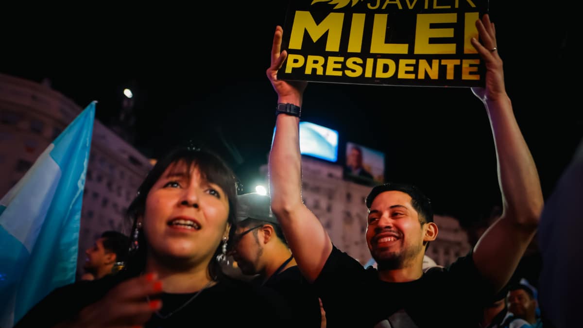 Seguidores de Milei celebran en Buenos Aires su victoria.