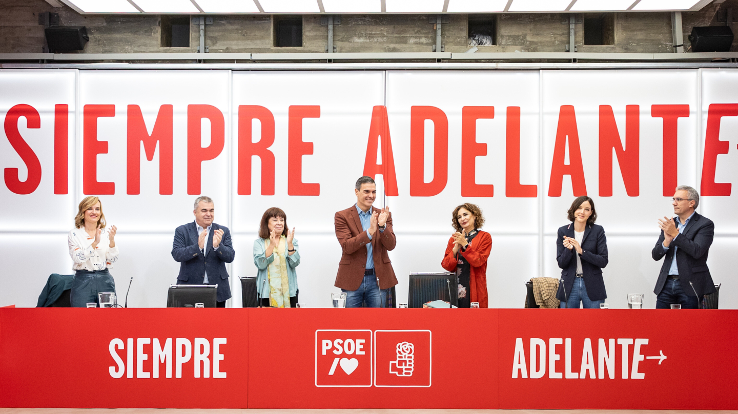 El secretario general del PSOE y presidente del Gobierno en funciones, Pedro Sánchez, junto al resto de su ejecutiva federal en su reunión de este 13 de noviembre de 2023.