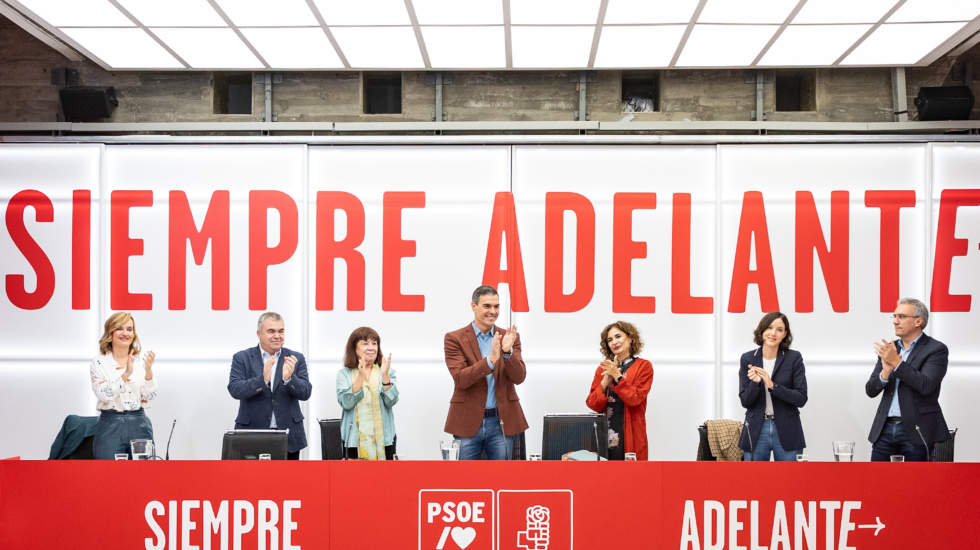 El secretario general del PSOE y presidente del Gobierno en funciones, Pedro Sánchez, junto al resto de su ejecutiva federal en su reunión de este 13 de noviembre de 2023.