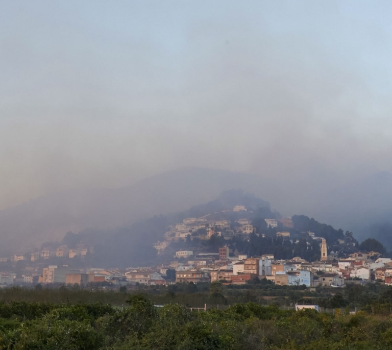 Un incendio forestal descontrolado arrasa más de 1.000 hectáreas en Valencia