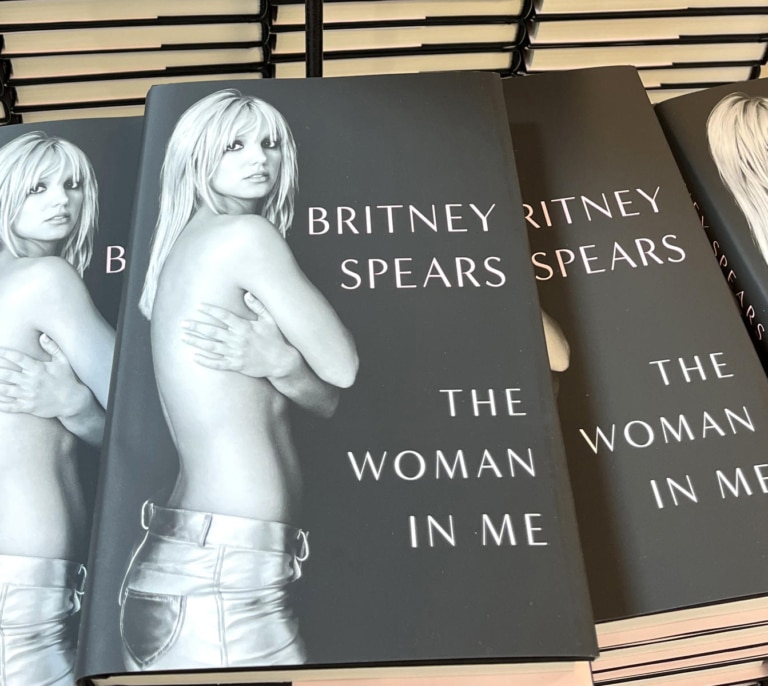 Apego, adicciones y depresión postparto: el libro de Britney Spears a ojos de un psicólogo