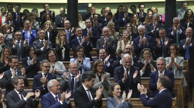 Los mejores momentos de la investidura de Pedro Sánchez, en vídeo El líder del Partido Popular, Alberto Núñez Feijóo (d), recibe los aplausos de la bancada popular tras su intervención en el primer día del debate de investidura del presidente del Gobierno en funciones, Pedro Sánchez, este miércoles en el Congreso de los Diputados en Madrid.