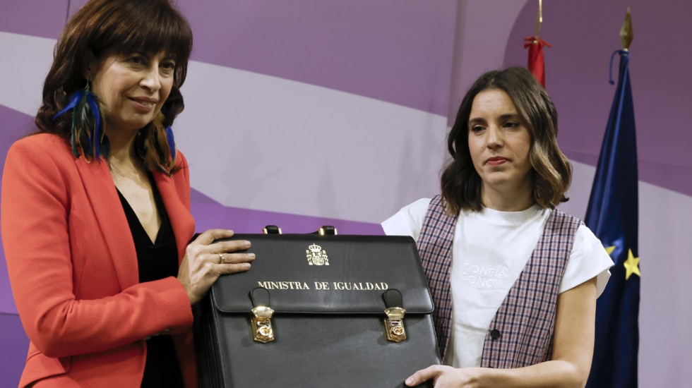 MADRID, 21/11/2023.- La nueva ministra de Igualdad, Ana Redondo (i), recibe la cartera del Ministerio de manos de su antecesora, Irene Montero (i), este martes en Madrid. EFE/ Zipi