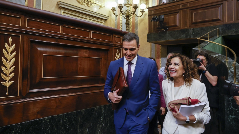 MADRID, 16/11/2023.- El secretario general del PSOE, Pedro Sánchez, y la ministra de Hacienda en funciones, María Jesús Montero, durante la segunda jornada de la investidura celebrada en el Congreso. Sánchez, previsiblemente, logrará ser reelegido presidente del Gobierno tras superar la investidura con el apoyo de 179 diputados, este jueves en Madrid. EFE/ Javier Lizon