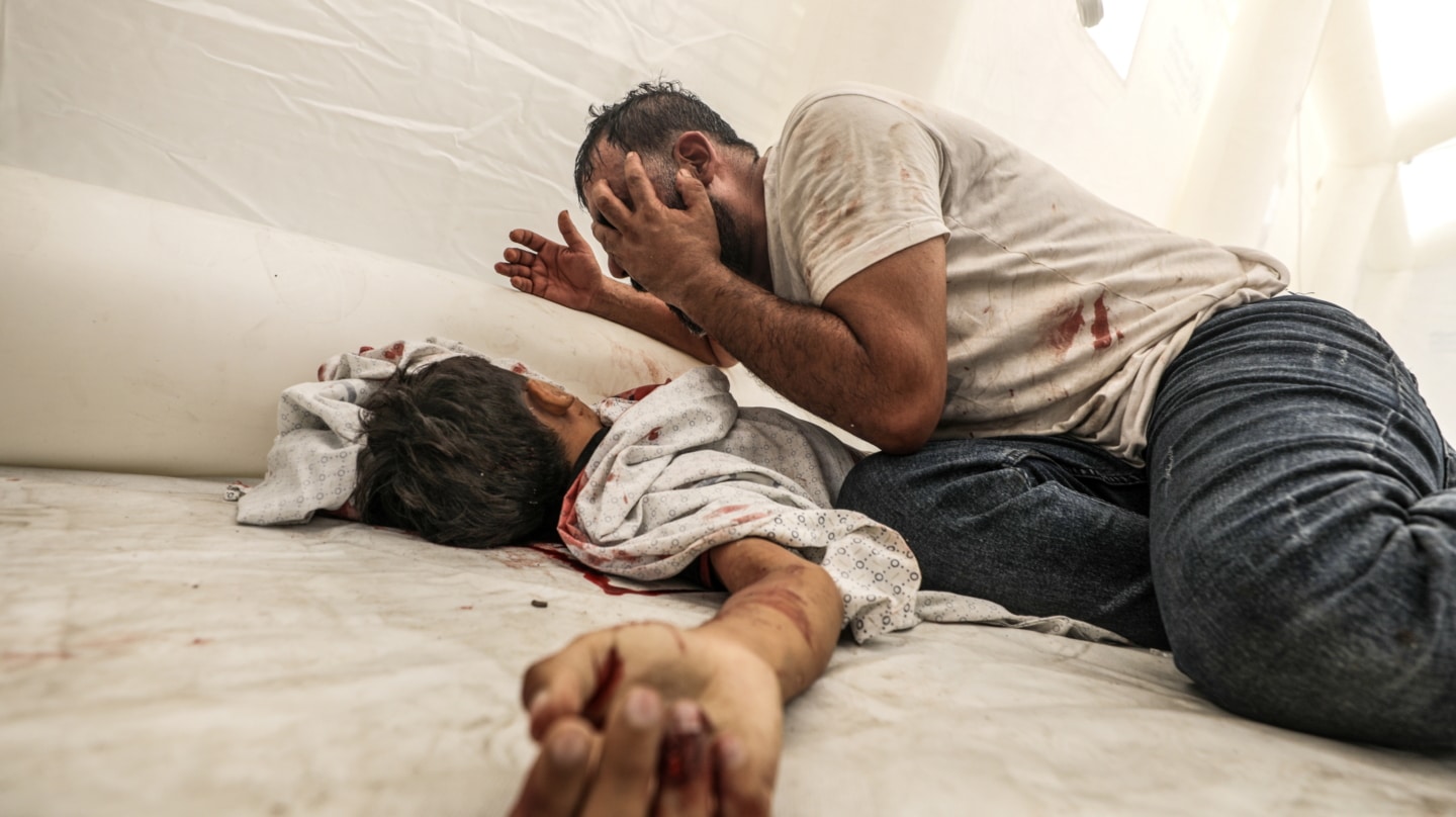 Un hombre llora junto a su hijo muerto en el hospital de Al Shifa