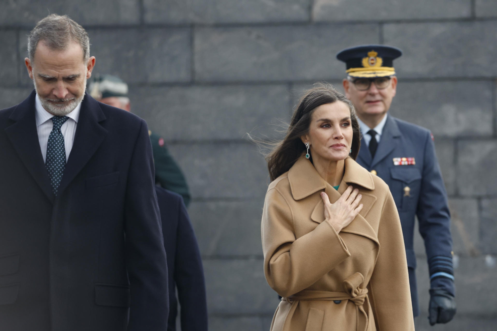 Doña Letizia se protege del frío de Dinamarca en su segundo día de viaje de Estado