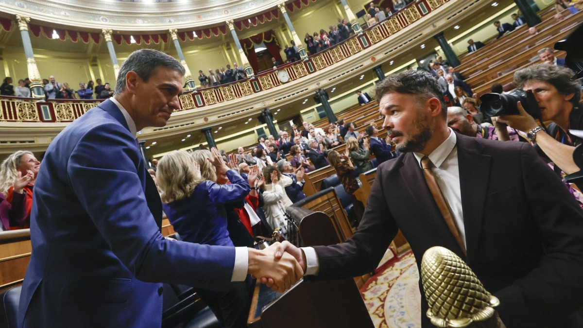 El diputado de Esquerra Republicana de Catalunya (ERC) Gabriel Rufián , felicita al presidente del Gobierno en funciones, Pedro Sánchez,