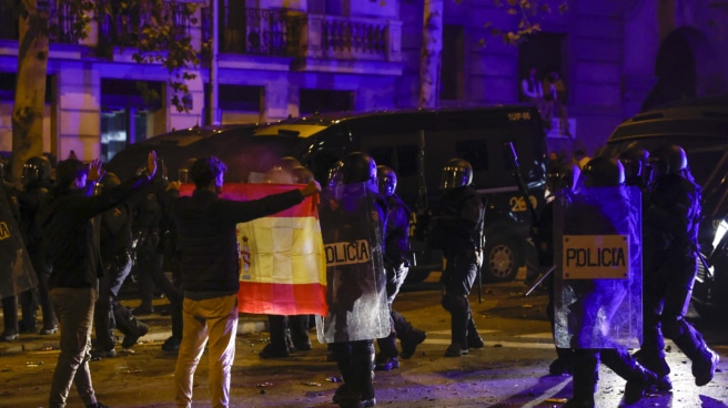 Una persona enseña una bandera de España a la policía durante una nueva manifestación convocada contra la amnistía este martes, frente a la sede del PSOE en Ferraz, Madrid (Efe). Una persona enseña una bandera de España a la policía durante una nueva manifestación convocada contra la amnistía este martes, frente a la sede del PSOE en Ferraz, Madrid (Efe).
