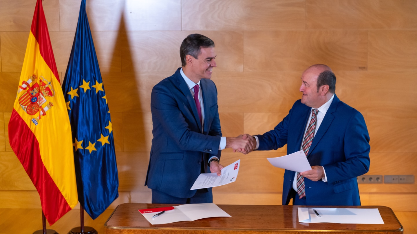 -FOTODELDIA- MADRID, 10/11/2023.- El presidente del Gobierno español en funciones y líder del partido socialista (PSOE), Pedro Sánchez (i) y el presidente del PNV, Andoni Ortuzar, firman este viernes un acuerdo con lo que se garantiza los votos necesarios para ser de nuevo investido en el Congreso como jefe del Ejecutivo. EFE/ Fernando Villar