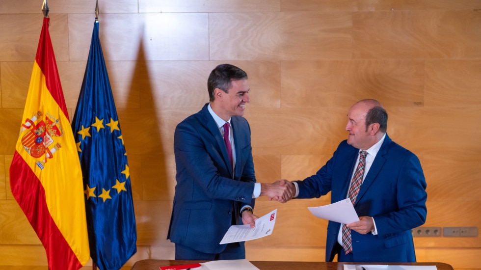 -FOTODELDIA- MADRID, 10/11/2023.- El presidente del Gobierno español en funciones y líder del partido socialista (PSOE), Pedro Sánchez (i) y el presidente del PNV, Andoni Ortuzar, firman este viernes un acuerdo con lo que se garantiza los votos necesarios para ser de nuevo investido en el Congreso como jefe del Ejecutivo. EFE/ Fernando Villar