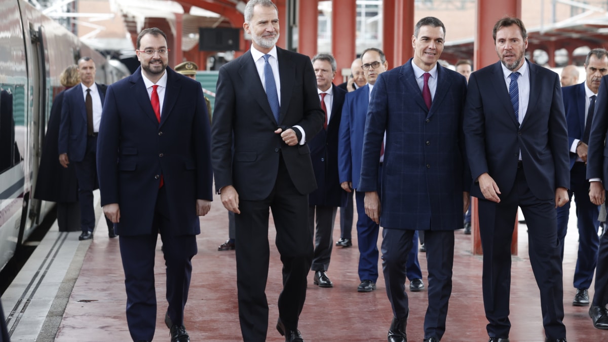 Barbón, el Rey, Sánchez y Puente, en Chamartín antes de coger el AVE Madrid-Asturias.