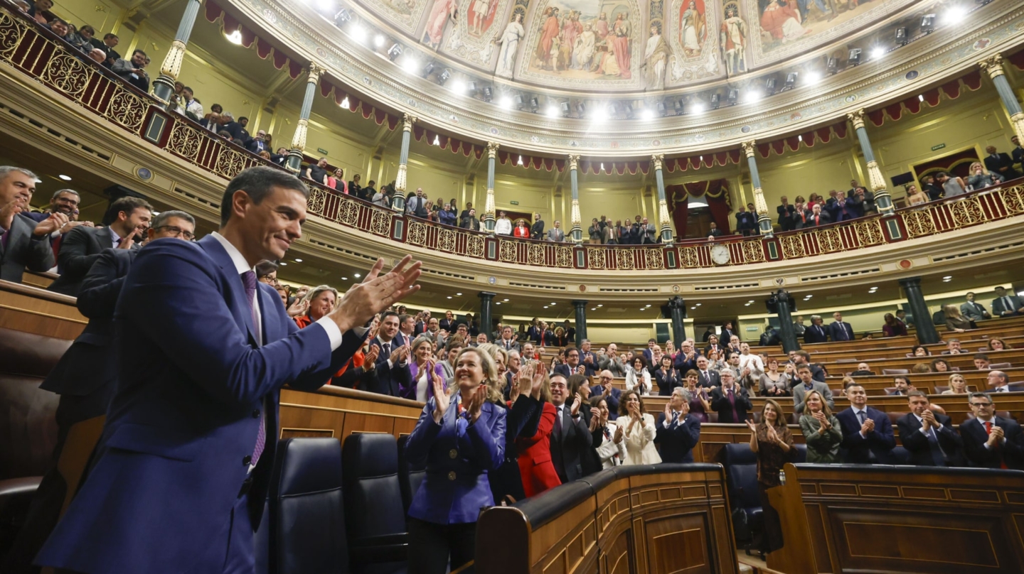 El secretario general del PSOE, Pedro Sánchez, ha sido reeligedo como presidente del Gobierno `por mayoría absoluta. EFE/Javier Lizon