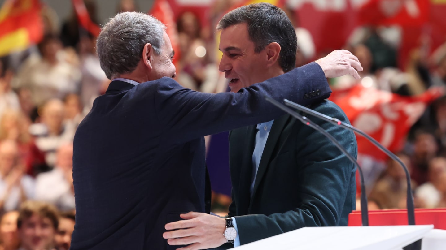 GRAF3416. MADRID, 26/11/2023.- El secretario general del PSOE y presidente del Gobierno, Pedro Sánchez (d), y el ex presidente José Luis Rodríguez Zapatero, durante un acto del PSOE para celebrar el nuevo Ejecutivo, este domingo en Madrid. EFE/ Kiko Huesca