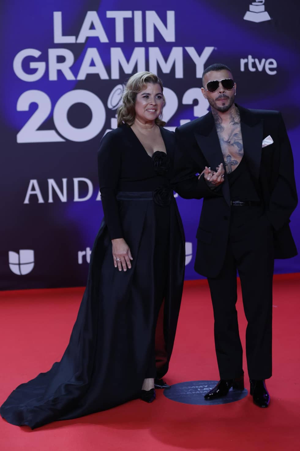 Rauw Alejandro, en la que es su primera aparición pública en el mismo sitio que Rosalía, ha acudido con su madre a los Latin Grammy