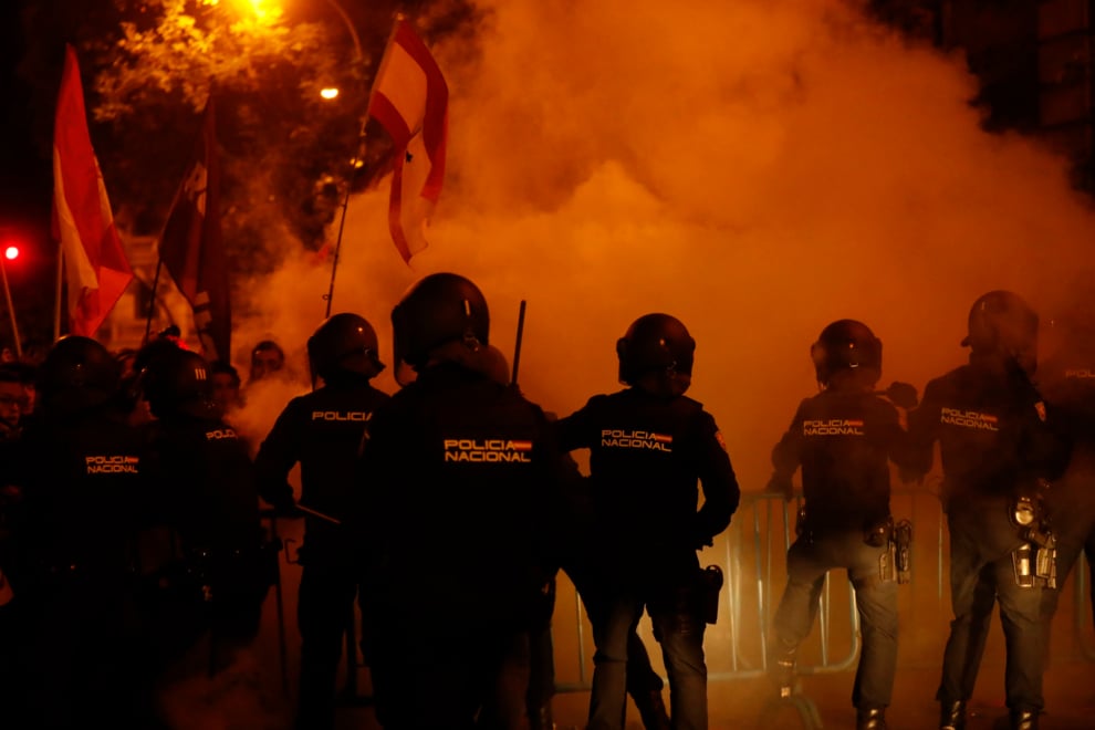 Agentes de la Policía Nacional intervienen durante la concentración de este lunes frente a la sede del PSOE en la calle Ferraz, en Madrid, contra los pactos de investidura del presidente en funciones, Pedro Sánchez, que incluyen una ley de amnistía. 