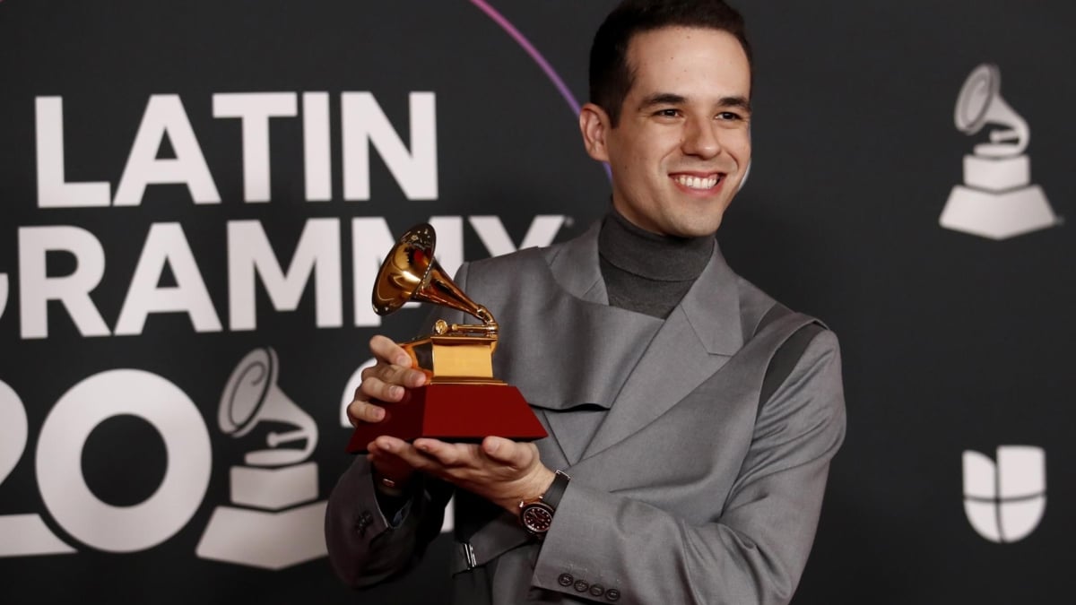 Edgar Barrera sostiene el premio a la Mejor Canción Regional en la 23ª ceremonia anual de los Grammy Latinos, en 2022
