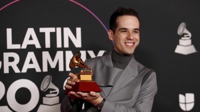 Edgar Barrera sostiene el premio a la Mejor Canción Regional en la 23ª ceremonia anual de los Grammy Latinos, en 2022 Edgar Barrera sostiene el premio a la Mejor Canción Regional en la 23ª ceremonia anual de los Grammy Latinos, en 2022