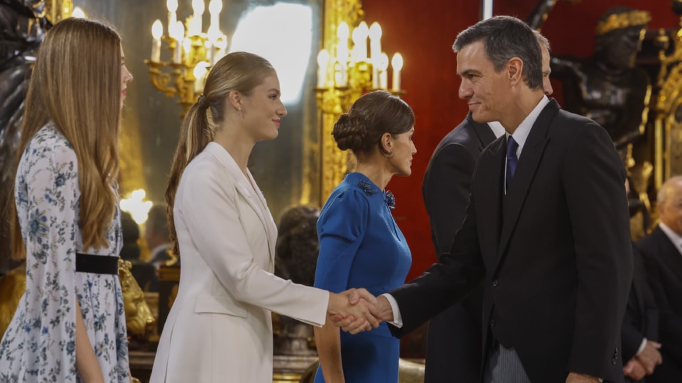 MADRID, 31/10/2023.- La princesa Leonor estrecha la mano al presiente del Gobierno en funciones, Pedro Sánchez (d), en el Salón del Trono del Palacio Real, durante el saludo a los invitados al almuerzo, tras el acto en el que se le impuso el Collar de la Orden de Carlos III y del acto de la jura de la Constitución de la Princesa de Asturias por su mayoría de edad ante las Cortes Generales, en una solemne sesión conjunta de las dos cámaras legislativas que se ha celebrado este martes en el hemiciclo de la Cámara Baja. EFE/JuanJo Martín POOL