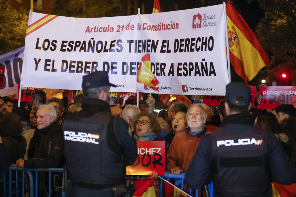 Concentraciones este lunes frente a la sede del PSOE en la calle Ferraz, en Madrid, contra los pactos de investidura del presidente en funciones, Pedro Sánchez, que incluyen una ley de amnistía. 