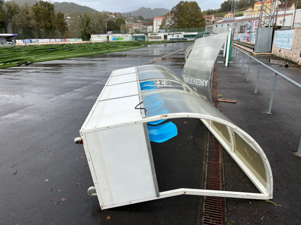 Fotografía de los efectos del temporal el cual ha destrozado este sábado, el campo de fútbol en Pontecaldelas (Pontevedra).