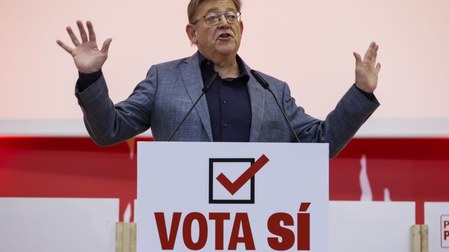 VALENCIA, 03/11/2023.- El secretario general del PSPV-PSOE, Ximo Puig, participa, junto a los responsables provinciales del PSPV, en el acto Vota Sí. Por un Gobierno Progresista y una España Plural, aplazado ayer por el viento. EFE/ Juan Carlos Cárdenas