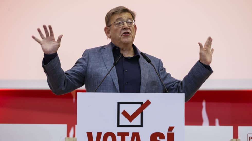 VALENCIA, 03/11/2023.- El secretario general del PSPV-PSOE, Ximo Puig, participa, junto a los responsables provinciales del PSPV, en el acto Vota Sí. Por un Gobierno Progresista y una España Plural, aplazado ayer por el viento. EFE/ Juan Carlos Cárdenas